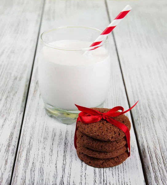 Havermout cookies en glas melk — Stockfoto