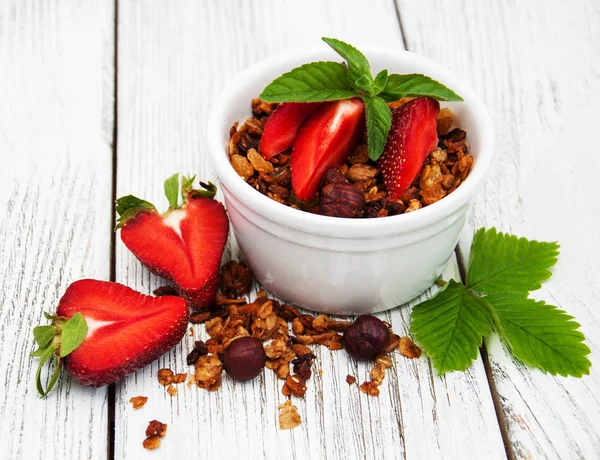 Çilek ile ev yapımı granola