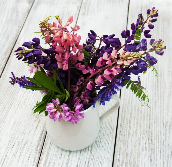 Cam vazo içinde sunulan lupines