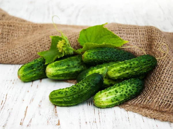 Bir tablo üzerinde taze salatalık