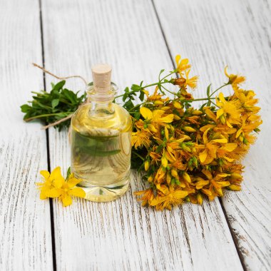 St. John özütüyle dolu bir şişe.