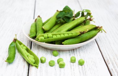 bir tabloda yeşil bezelye