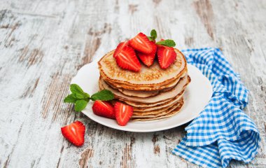 taze çilek ile Pancakes