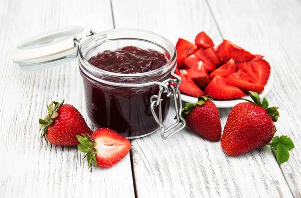 Çilek reçeli ve taze çilek.