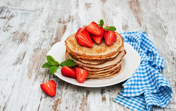 Panqueques con fresas frescas — Foto de Stock