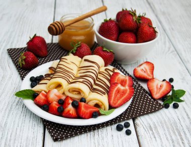 çilek ve çikolata soslu krep