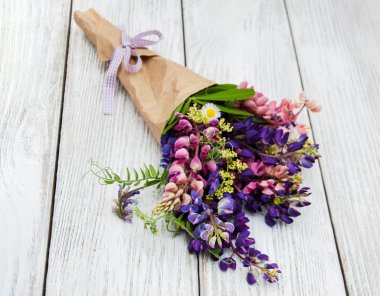 Bir masaya acı bakla çiçek