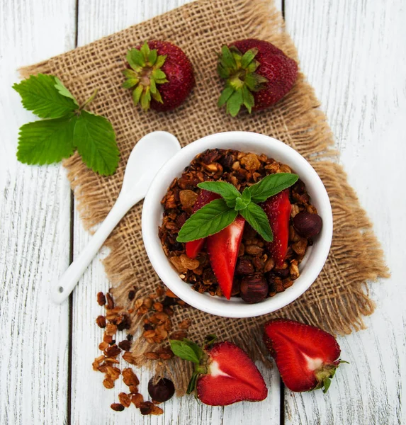 Granola casera con fresas —  Fotos de Stock