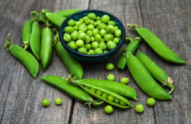 bir tabloda yeşil bezelye