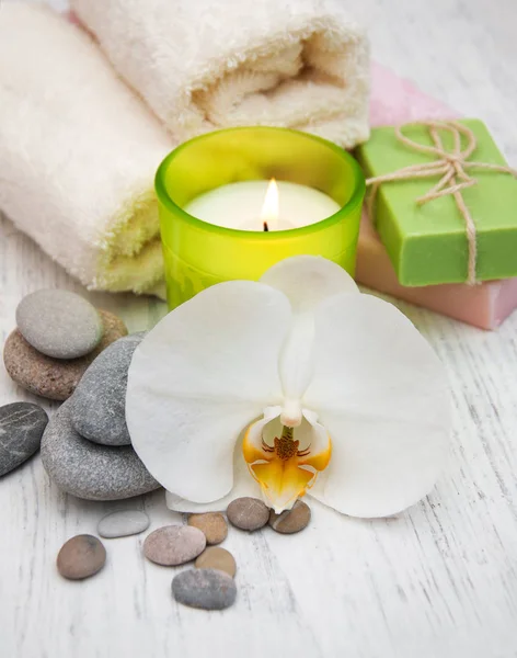 Orchideje, svíčka, ručník a mýdlo — Stock fotografie