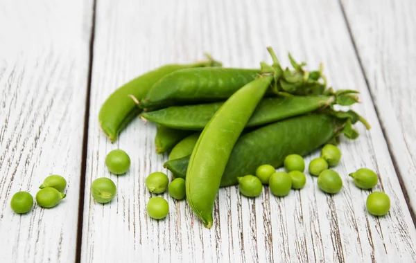 Green peas on a table — Stock Photo, Image