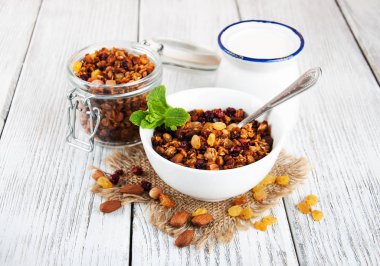 Bir tablo üzerinde ev yapımı granola