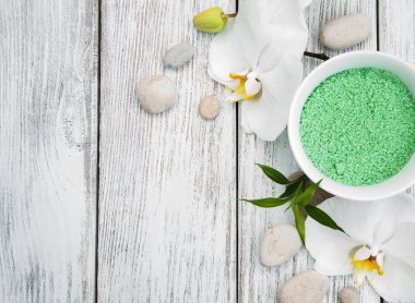 Spa Ürünleri ve beyaz orkide