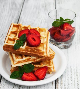 Çilekli ve naneli Belçika waffleları