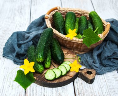 Bir tablo üzerinde taze salatalık