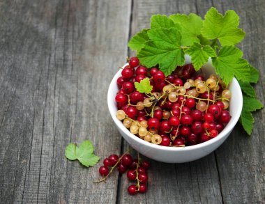 Frenk üzümü ile kase