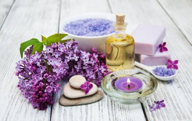 Eflatun çiçekler ile Spa ayarı