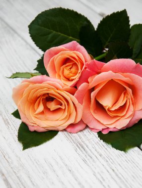 Ahşap arka planda pembe güller