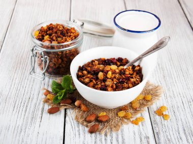 Bir tablo üzerinde ev yapımı granola