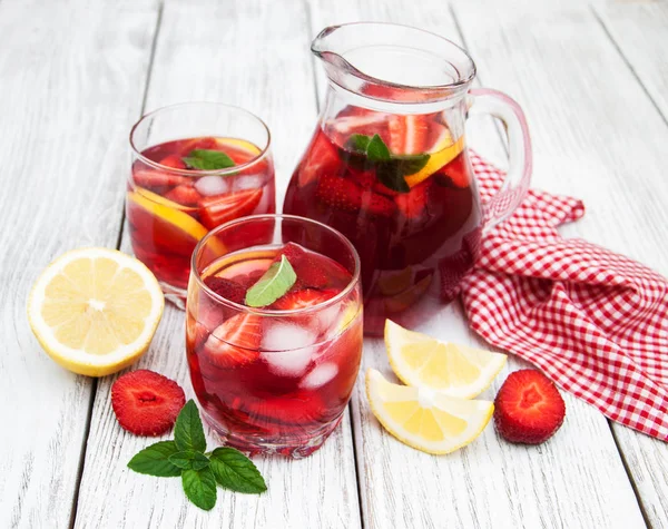 Glasses of lemonade with strawberries — Stock Photo, Image