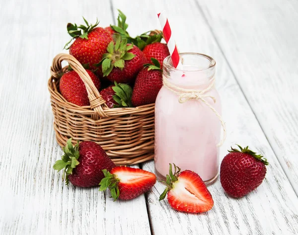 Joghurt mit frischen Erdbeeren — Stockfoto