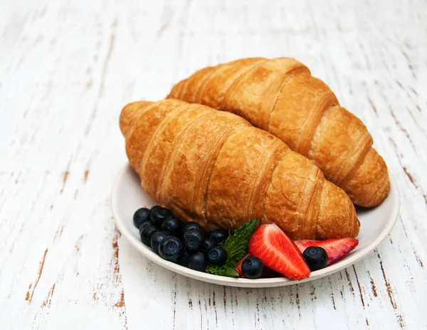 Färska bär och croissant — Stockfoto