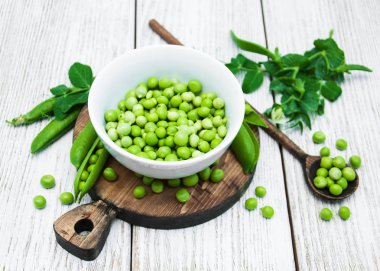 bir tabloda yeşil bezelye