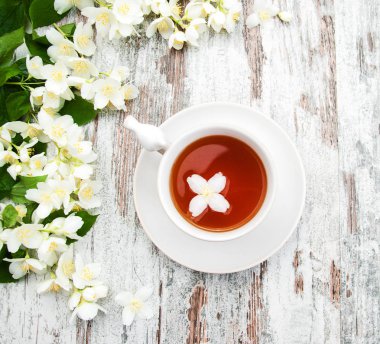 Yasemin çiçekli bir fincan çay.