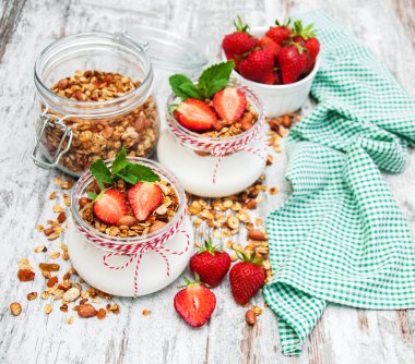 yoğurt ve granola kahvaltı için