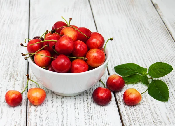 Tigela com cereja doce alegre — Fotografia de Stock