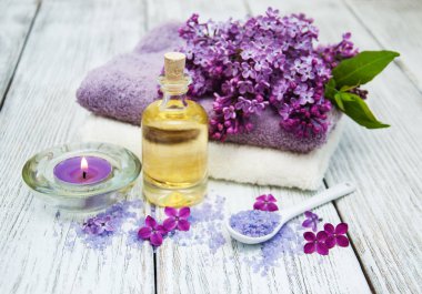 Eflatun çiçekler ile Spa ayarı