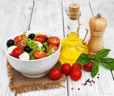 mozarella peyniri ve sebze salatası