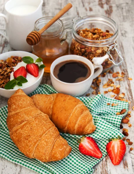 Croissant, káva, müsli a jahoda — Stock fotografie