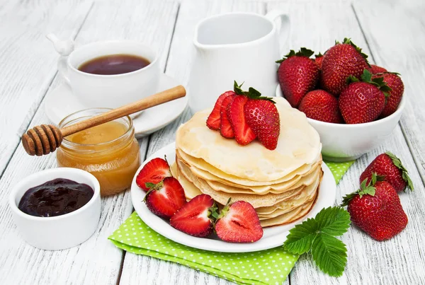 Pancakes with strawberries — Stock Photo, Image