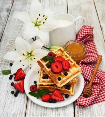 çilek, yaban mersini ve kahve ile gözleme