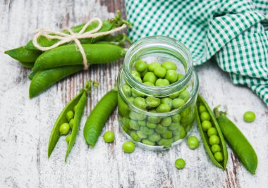 bir tabloda yeşil bezelye