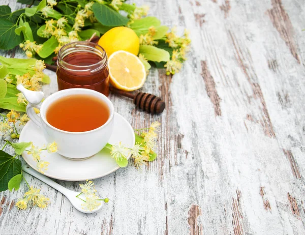 Egy csésze gyógynövény tea hárs virágokkal — Stock Fotó