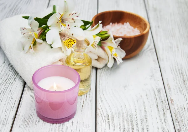 Wellness-Komposition mit Alstroemeria-Blumen — Stockfoto