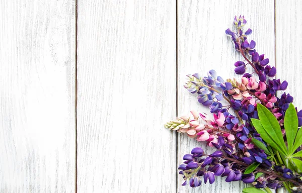 Bir masaya acı bakla çiçek