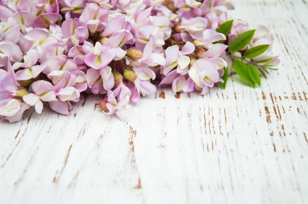 Bir masaya akasya çiçek