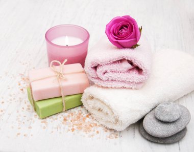 Pembe Gül ile banyo havlusu