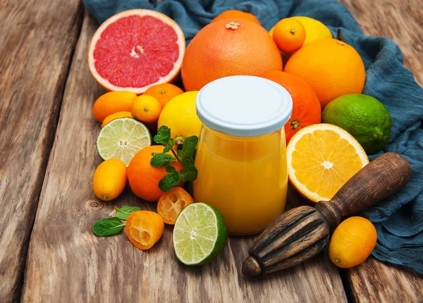 Jar of juice and fresh citrus fruits — Stock Photo, Image