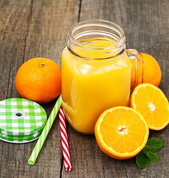 Burk med apelsinjuice — Stockfoto