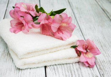 Spa havlu ve alstroemeria çiçekler