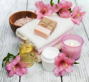 Alstroemeria çiçekler ile Spa kompozisyon