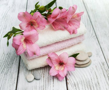Alstroemeria çiçekler ile Spa kompozisyon