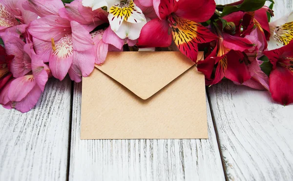 Envelope de papel com flores de alstroemeria — Fotografia de Stock