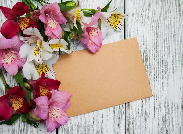 Papieren kaart met alstroemeria bloemen — Stockfoto