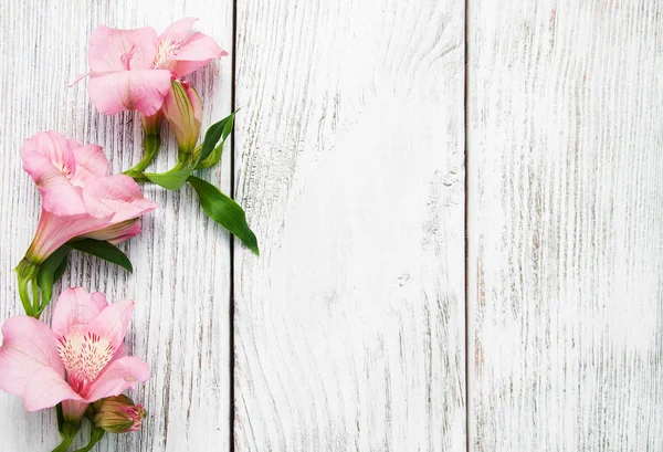 Alstroemeria blommor på ett bord — Stockfoto