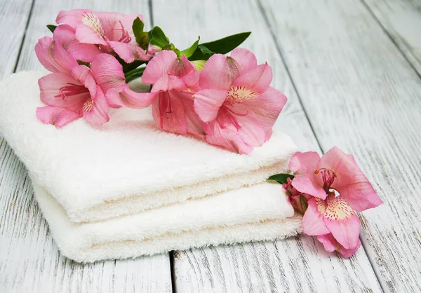 Курортные полотенца и цветы альстромерии — стоковое фото